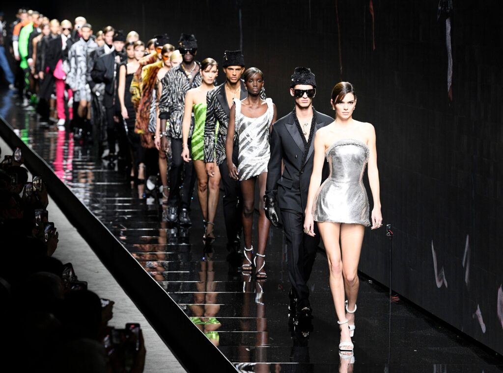 Фото 34 — Обновления в мире моды: показ новой коллекции известного дизайнера